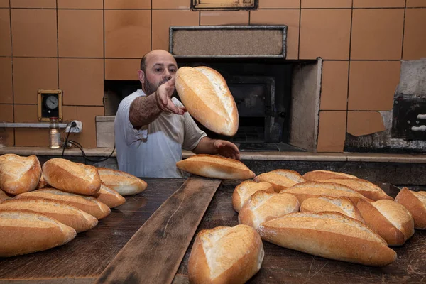 Μπέικερ Ένας Νεαρός Όμορφος Αρτοποιός Στο Φόντο Του Ψωμιού Παίρνει — Φωτογραφία Αρχείου