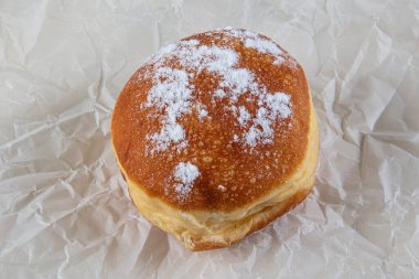 Taze pişmiş ve pudra şekerli Alman çörekleriyle süslenmiş - Berliner ya da Krapfen - beyaz masada..