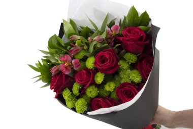 Yukarıdan parlak bir buket atışı, beyaza izole edilmiş. Düğün buketi. Taze, yemyeşil renkli çiçekler. .