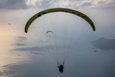 FethiyeOludeniz Babada dünyanın en önemli yamaç paraşütü bölgelerinden biri olarak kabul edilir. Mula, Türkiye. Cesur paraşütçüler Oludeniz tatil köyü yakınlarındaki Babadag dağından havalandılar.. 