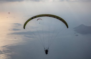 FethiyeOludeniz Babada dünyanın en önemli yamaç paraşütü bölgelerinden biri olarak kabul edilir. Mula, Türkiye. Cesur paraşütçüler Oludeniz tatil köyü yakınlarındaki Babadag dağından havalandılar.. 