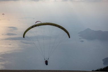 FethiyeOludeniz Babada dünyanın en önemli yamaç paraşütü bölgelerinden biri olarak kabul edilir. Mula, Türkiye. Cesur paraşütçüler Oludeniz tatil köyü yakınlarındaki Babadag dağından havalandılar.. 