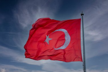 Mavi bir arka planda dalgalanan Türk bayrağı. Seyahat hedefi