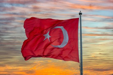 Mavi bir arka planda dalgalanan Türk bayrağı. Seyahat hedefi