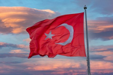 Mavi bir arka planda dalgalanan Türk bayrağı. Seyahat hedefi