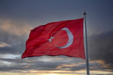 Mavi bir arka planda dalgalanan Türk bayrağı. Seyahat hedefi