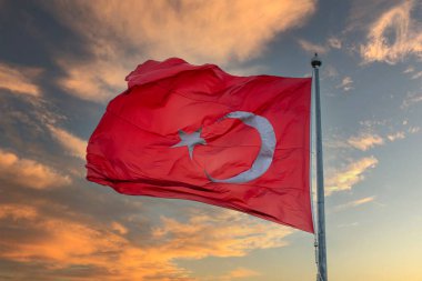 Mavi bir arka planda dalgalanan Türk bayrağı. Seyahat hedefi