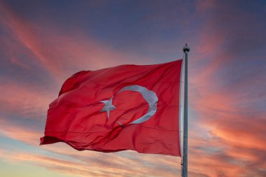 Mavi bir arka planda dalgalanan Türk bayrağı. Seyahat hedefi