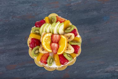 Çilekli meyveli kek, ahududu ve yabanmersinli. Portakallı, muzlu ve elmalı meyveli kek. Hediye pastası, doğum günü pastası..