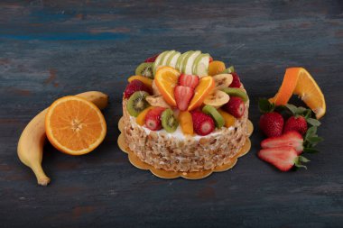 Çilekli meyveli kek, ahududu ve yabanmersinli. Portakallı, muzlu ve elmalı meyveli kek. Hediye pastası, doğum günü pastası..