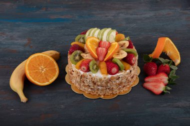 Çilekli meyveli kek, ahududu ve yabanmersinli. Portakallı, muzlu ve elmalı meyveli kek. Hediye pastası, doğum günü pastası..