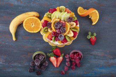 Çilekli meyveli kek, ahududu ve yabanmersinli. Portakallı, muzlu ve elmalı meyveli kek. Hediye pastası, doğum günü pastası..