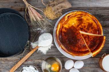 Krem peynirli ve vanilyalı ev yapımı San Sebastian Bask peynirli kek. Tatlı olarak taze taze peynirli kek sağlıklı organik tatlı pastası cheesecake..
