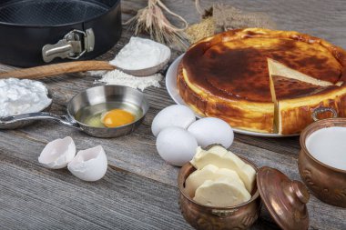Krem peynirli ve vanilyalı ev yapımı San Sebastian Bask peynirli kek. Tatlı olarak taze taze peynirli kek sağlıklı organik tatlı pastası cheesecake..