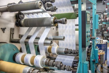 Koli bandı üretimi. Koli bandı üretimi. Strapping Machine for Industrail Ambalaj Hattı, Fabrika, Endüstri ve Teknoloji konseptinde ambalaj hattı için modern makine.