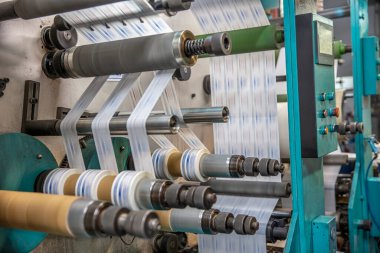 Koli bandı üretimi. Koli bandı üretimi. Strapping Machine for Industrail Ambalaj Hattı, Fabrika, Endüstri ve Teknoloji konseptinde ambalaj hattı için modern makine.