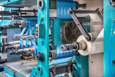 Koli bandı üretimi. Koli bandı üretimi. Strapping Machine for Industrail Ambalaj Hattı, Fabrika, Endüstri ve Teknoloji konseptinde ambalaj hattı için modern makine.