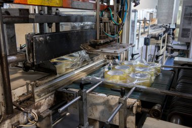 Koli bandı fabrikası. Koli bandı üretimi. Strapping Machine for Industrail Ambalaj Hattı, Fabrika, Endüstri ve Teknoloji konseptinde ambalaj hattı için modern makine.