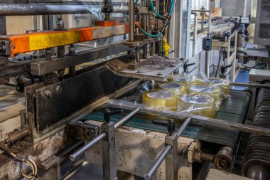 Koli bandı fabrikası. Koli bandı üretimi. Strapping Machine for Industrail Ambalaj Hattı, Fabrika, Endüstri ve Teknoloji konseptinde ambalaj hattı için modern makine.