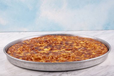 Geleneksel Türk hamur işleri: Peynirli su borek (Su boregi). Peynirli ve kıymalı iki çeşit su hamur işi vardır. Tepside su böreği var..