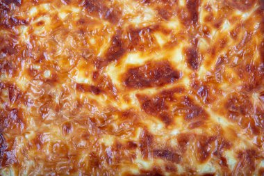 Geleneksel Türk hamur işleri: Peynirli su borek (Su boregi). Peynirli ve kıymalı iki çeşit su hamur işi vardır. Tepside su böreği var..