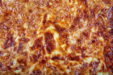 Geleneksel Türk hamur işleri: Peynirli su borek (Su boregi). Peynirli ve kıymalı iki çeşit su hamur işi vardır. Tepside su böreği var..