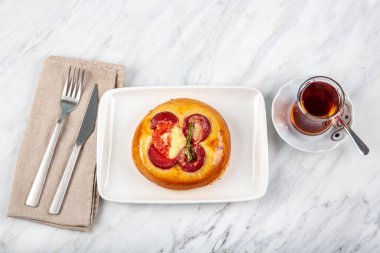 Türk mutfağı Sosisli Mini Pizza. Domatesli, biberli ve sosisli mini pizza..