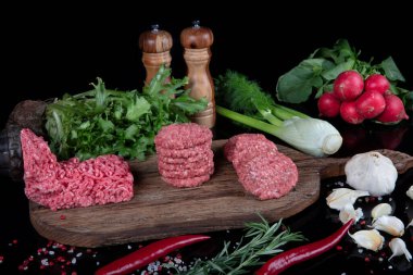 Çiğ köfteler pişirilmeye hazır. Çiğ Kıymalı Et Kasabı Köftesi, Türk adı; Kasap Kofte - siyah arka planda.