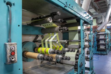 Koli bandı üretimi. Koli bandı üretimi. Strapping Machine for Industrail Ambalaj Hattı, Fabrika, Endüstri ve Teknoloji konseptinde ambalaj hattı için modern makine.