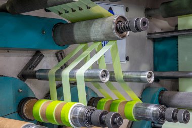 Koli bandı üretimi. Koli bandı üretimi. Strapping Machine for Industrail Ambalaj Hattı, Fabrika, Endüstri ve Teknoloji konseptinde ambalaj hattı için modern makine.