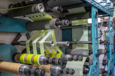 Koli bandı üretimi. Koli bandı üretimi. Strapping Machine for Industrail Ambalaj Hattı, Fabrika, Endüstri ve Teknoloji konseptinde ambalaj hattı için modern makine.