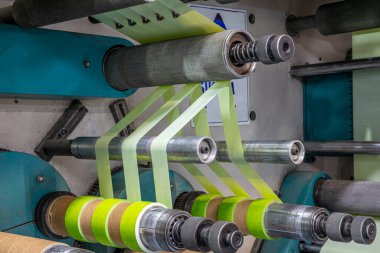 Koli bandı üretimi. Koli bandı üretimi. Strapping Machine for Industrail Ambalaj Hattı, Fabrika, Endüstri ve Teknoloji konseptinde ambalaj hattı için modern makine.