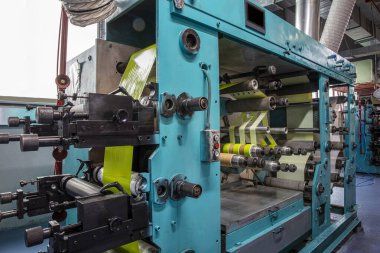 Koli bandı üretimi. Koli bandı üretimi. Strapping Machine for Industrail Ambalaj Hattı, Fabrika, Endüstri ve Teknoloji konseptinde ambalaj hattı için modern makine.