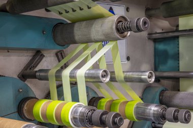 Koli bandı üretimi. Koli bandı üretimi. Strapping Machine for Industrail Ambalaj Hattı, Fabrika, Endüstri ve Teknoloji konseptinde ambalaj hattı için modern makine.