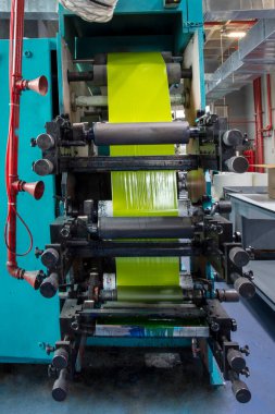 Koli bandı üretimi. Koli bandı üretimi. Strapping Machine for Industrail Ambalaj Hattı, Fabrika, Endüstri ve Teknoloji konseptinde ambalaj hattı için modern makine.