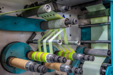 Koli bandı üretimi. Koli bandı üretimi. Strapping Machine for Industrail Ambalaj Hattı, Fabrika, Endüstri ve Teknoloji konseptinde ambalaj hattı için modern makine.