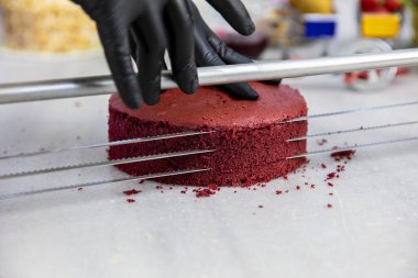 Pasta yapmak. Katmanlı keki pasta şeklinde al ve onu pişir. Ekmek, pizza ya da kek hazırlamak için hamur hazırlama tarifi, mutfak masasının arkasında yatıyordu..