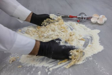 Buğday unu, yumurta. Kırık un, beyaz arka planda izole edilmiş..