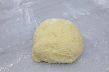 Buğday unu, yumurta. Kırık un, beyaz arka planda izole edilmiş..