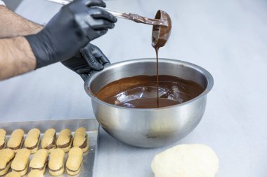 Mutfakta şefin eklerini yapıyorum. Eclairs Makarnası Türkçe Lezzetli tabağa makarna ekler.