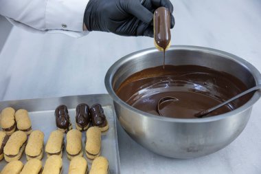 Mutfakta şefin eklerini yapıyorum. Eclairs Makarnası Türkçe Lezzetli tabağa makarna ekler.