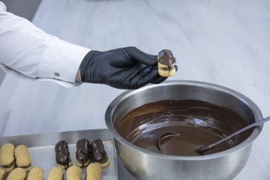 Mutfakta şefin eklerini yapıyorum. Eclairs Makarnası Türkçe Lezzetli tabağa makarna ekler.