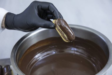 Mutfakta şefin eklerini yapıyorum. Eclairs Makarnası Türkçe Lezzetli tabağa makarna ekler.