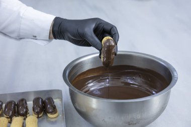 Mutfakta şefin eklerini yapıyorum. Eclairs Makarnası Türkçe Lezzetli tabağa makarna ekler.