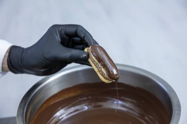 Mutfakta şefin eklerini yapıyorum. Eclairs Makarnası Türkçe Lezzetli tabağa makarna ekler.