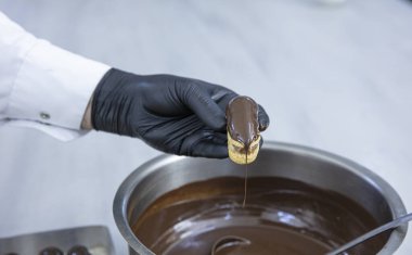 Mutfakta şefin eklerini yapıyorum. Eclairs Makarnası Türkçe Lezzetli tabağa makarna ekler.