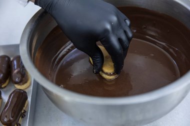 Mutfakta şefin eklerini yapıyorum. Eclairs Makarnası Türkçe Lezzetli tabağa makarna ekler.