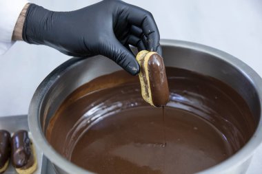 Mutfakta şefin eklerini yapıyorum. Eclairs Makarnası Türkçe Lezzetli tabağa makarna ekler.