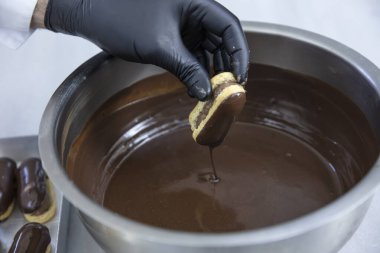 Mutfakta şefin eklerini yapıyorum. Eclairs Makarnası Türkçe Lezzetli tabağa makarna ekler.