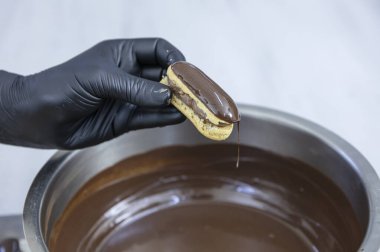 Mutfakta şefin eklerini yapıyorum. Eclairs Makarnası Türkçe Lezzetli tabağa makarna ekler.